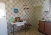 Дом с участком на продажу в городе Вальдепеньяс. Фото
