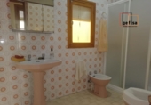 Дом с участком на продажу в городе Вальдепеньяс. Фото