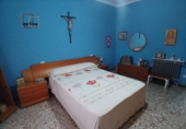 Дом с участком на продажу в городе Вальдепеньяс. Фото