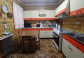 Дом с участком на продажу в городе Вальдепеньяс. Фото
