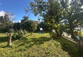 Отдельно стоящий дом с участком на продажу в городе Alcalá de Guadaíra. Фото