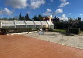 Отдельно стоящий дом с участком на продажу в городе Alcalá de Guadaíra. Фото