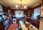Отдельно стоящий дом с участком на продажу в городе Alcalá de Guadaíra. Фото