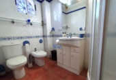 Отдельно стоящий дом с участком на продажу в городе Alcalá de Guadaíra. Фото