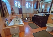 Отдельно стоящий дом с участком на продажу в городе Alcalá de Guadaíra. Фото