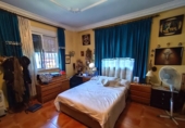Отдельно стоящий дом с участком на продажу в городе Alcalá de Guadaíra. Фото
