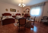Дом с участком на продажу в городе Albelda de Iregua. Фото