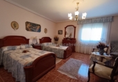 Дом с участком на продажу в городе Albelda de Iregua. Фото