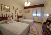 Дом с участком на продажу в городе Albelda de Iregua. Фото