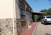 Отдельно стоящий дом с участком на продажу в городе Almendralejo. Фото