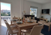 Отдельно стоящий дом с участком на продажу в городе Benalmádena. Фото