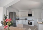 Отдельно стоящий дом с участком на продажу в городе Benalmádena. Фото