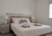Отдельно стоящий дом с участком на продажу в городе Benalmádena. Фото