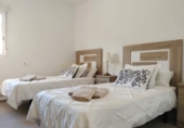 Отдельно стоящий дом с участком на продажу в городе Benalmádena. Фото