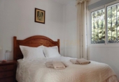 Отдельно стоящий дом с участком на продажу в городе Benalmádena. Фото