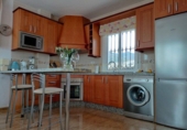 Отдельно стоящий дом с участком на продажу в городе Benalmádena. Фото