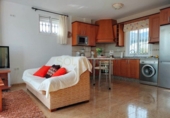Отдельно стоящий дом с участком на продажу в городе Benalmádena. Фото