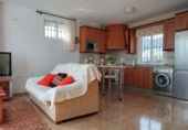 Отдельно стоящий дом с участком на продажу в городе Benalmádena. Фото