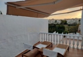 Отдельно стоящий дом с участком на продажу в городе Benalmádena. Фото