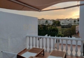 Отдельно стоящий дом с участком на продажу в городе Benalmádena. Фото