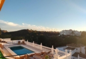 Отдельно стоящий дом с участком на продажу в городе Benalmádena. Фото