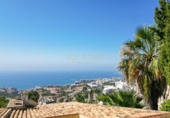 Вилла с участком на продажу в городе Benalmádena. Фото