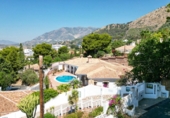 Вилла с участком на продажу в городе Benalmádena. Фото