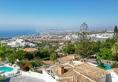 Вилла с участком на продажу в городе Benalmádena. Фото