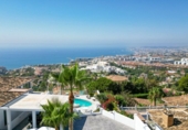 Вилла с участком на продажу в городе Benalmádena. Фото