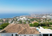 Вилла с участком на продажу в городе Benalmádena. Фото