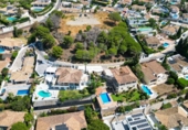 Вилла с участком на продажу в городе Benalmádena. Фото