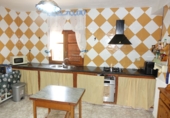 Отдельно стоящий дом с участком на продажу в городе Órgiva. Фото