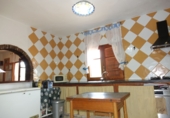 Отдельно стоящий дом с участком на продажу в городе Órgiva. Фото