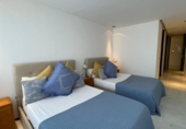 Отдельно стоящий дом с участком на продажу в городе Santa Eulària des Riu. Фото