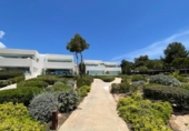 Отдельно стоящий дом с участком на продажу в городе Santa Eulària des Riu. Фото