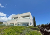 Отдельно стоящий дом с участком на продажу в городе Santa Eulària des Riu. Фото
