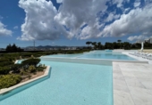 Отдельно стоящий дом с участком на продажу в городе Santa Eulària des Riu. Фото