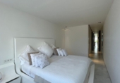 Отдельно стоящий дом с участком на продажу в городе Santa Eulària des Riu. Фото
