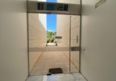 Отдельно стоящий дом с участком на продажу в городе Santa Eulària des Riu. Фото