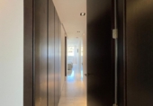 Отдельно стоящий дом с участком на продажу в городе Santa Eulària des Riu. Фото