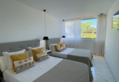 Отдельно стоящий дом с участком на продажу в городе Santa Eulària des Riu. Фото
