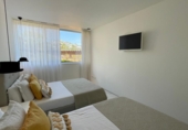 Отдельно стоящий дом с участком на продажу в городе Santa Eulària des Riu. Фото