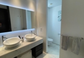 Отдельно стоящий дом с участком на продажу в городе Santa Eulària des Riu. Фото