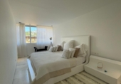 Отдельно стоящий дом с участком на продажу в городе Santa Eulària des Riu. Фото