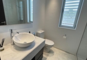 Отдельно стоящий дом с участком на продажу в городе Santa Eulària des Riu. Фото