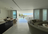 Отдельно стоящий дом с участком на продажу в городе Santa Eulària des Riu. Фото