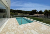 Отдельно стоящий дом с участком на продажу в городе Santa Eulària des Riu. Фото