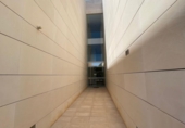 Отдельно стоящий дом с участком на продажу в городе Santa Eulària des Riu. Фото