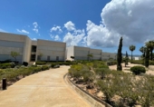 Отдельно стоящий дом с участком на продажу в городе Santa Eulària des Riu. Фото