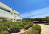 Отдельно стоящий дом с участком на продажу в городе Santa Eulària des Riu. Фото